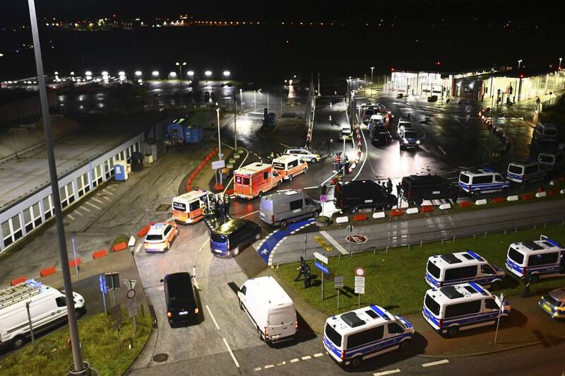 男子開車闖入德國漢堡機場，目前機場關閉中。（美聯社）