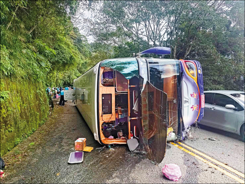 宜蘭太平山一輛遊覽車昨下午下山途中，疑煞車失靈翻覆，造成1死38傷。（圖：宜縣消防局提供）