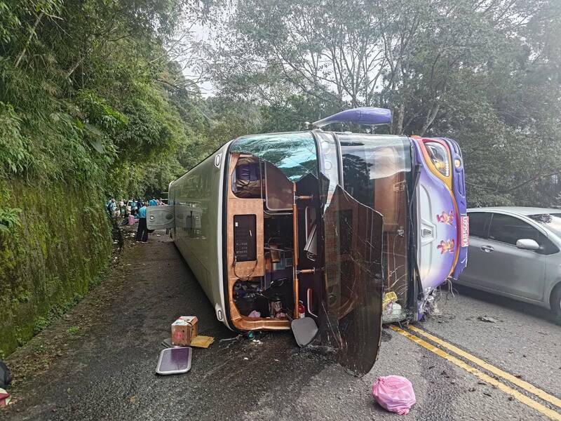 這輛遊覽車昨天在太平山宜專一線翻覆，造成車上42人1死38傷。（資料照，圖由宜蘭縣消防局提供）
