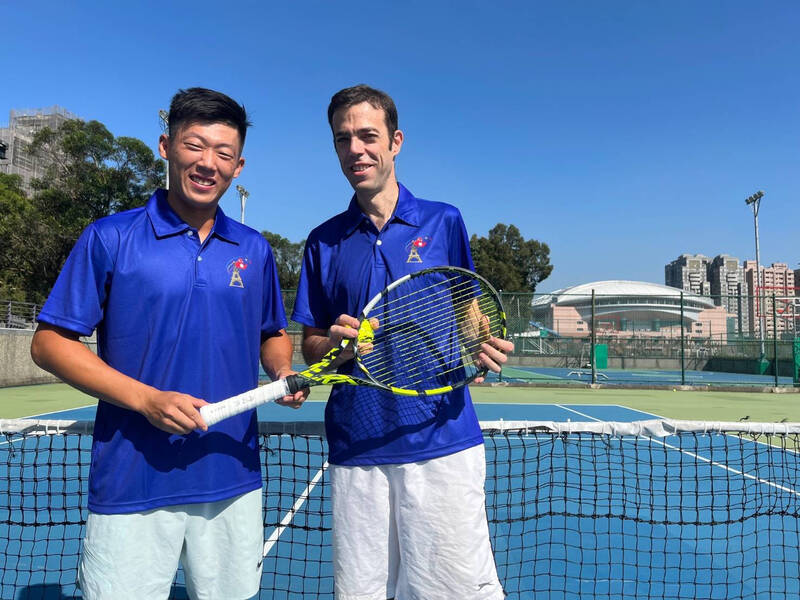 法國駐台代表龍燁與台灣好手曾俊欣一起打網球。（法國在台協會提供）