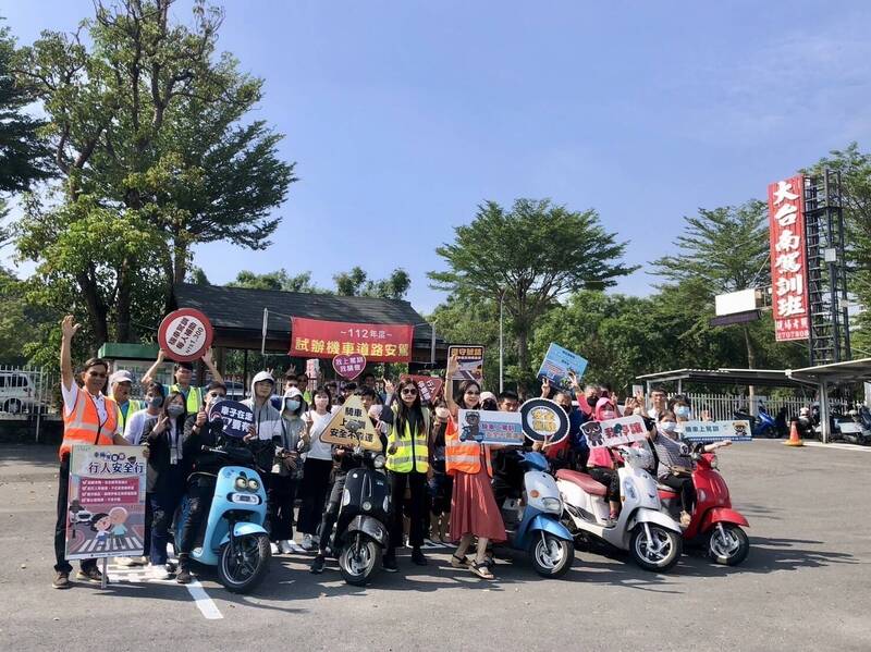 台南監理站與駕訓班合辦十八歲以上學生在道路安全駕駛機車訓練。（圖：台南監理站提供）