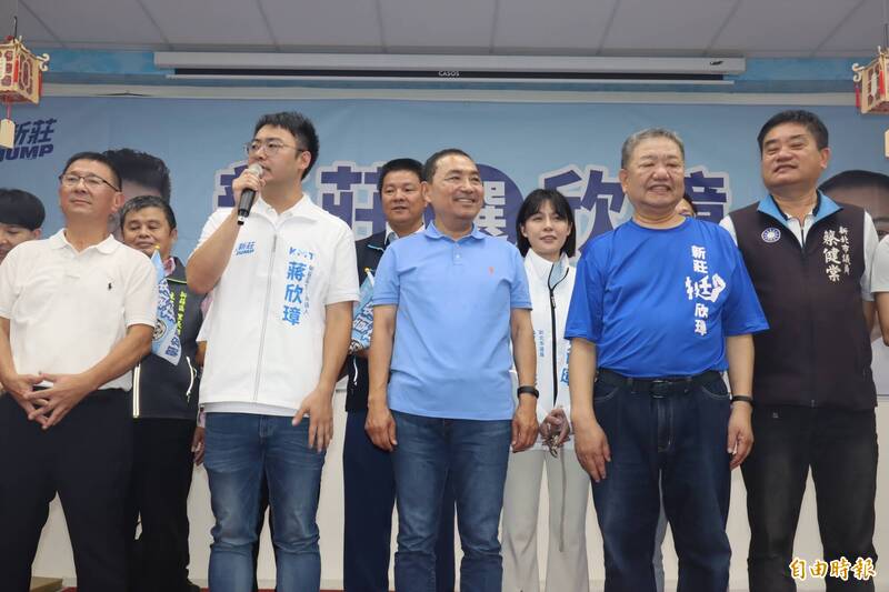 國民黨總統參選人侯友宜（中）今天為立委參選人蔣欣璋站台，致詞時說選舉不能只選長得漂亮的，話講一半，回頭對站在後排的新北市議員戴湘儀（右三）說「我不是在講妳」，引發全場哄堂大笑。（記者翁聿煌攝）