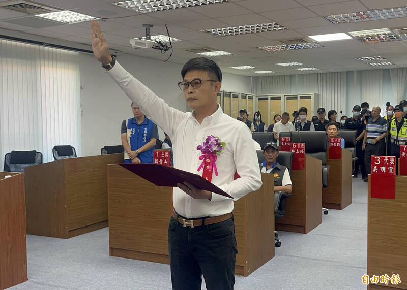 陳宏吉去年當選麥寮鄉民代表，今天才完成宣誓就職，過程順利。（記者林旻臻攝）