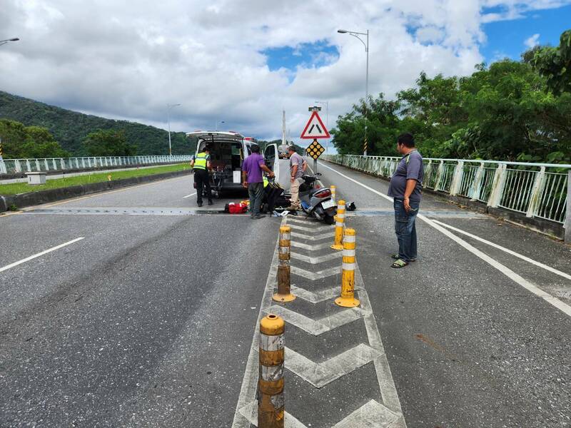 花蓮縣鳳林鎮黃姓老翁騎車自撞新豐平大橋南往北引道汽機車分隔島，送醫後傷重不治。 （民眾提供）