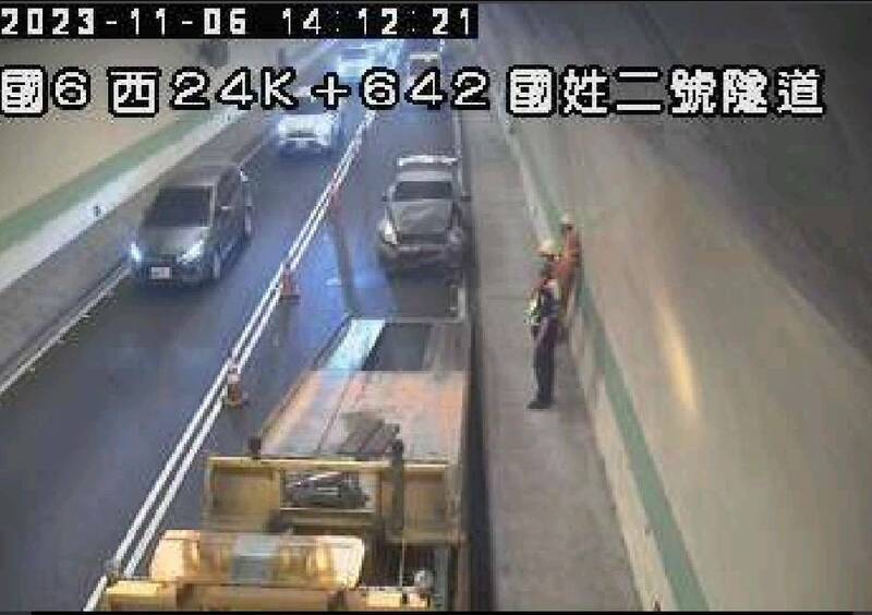 國道6號西向24.8K即國姓2號隧道內,發生2車追撞事故,占用內側車道。(記者佟振國翻攝) 國道6號西向24.8K即國姓2號隧道內,發生2車追撞事故,占用內側車道。(記者佟振國翻攝)