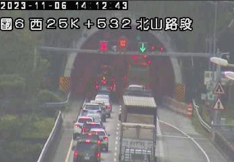 國6西向國姓2號隧道內2車追撞事故,一度造成車流回堵約2公里。(記者佟振國翻攝) 國6西向國姓2號隧道內2車追撞事故,一度造成車流回堵約2公里。(記者佟振國翻攝)