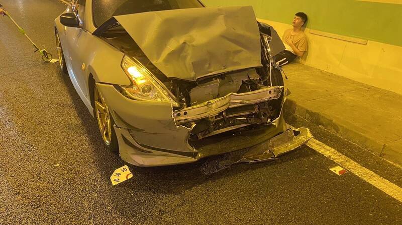 由於前方白色休旅車急煞,後方的灰色雙門跑車駕駛反應不及追撞,造成車頭毀損。(國道7隊提供) 由於前方白色休旅車急煞,後方的灰色雙門跑車駕駛反應不及追撞,造成車頭毀損。(國道7隊提供)