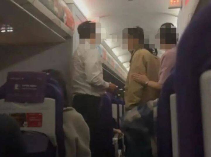 中国吉祥航空一名乘客在飞行途中，突然试图打开飞机舱门，所幸遭及时制止。（图翻摄自微博）(photo:LTN)