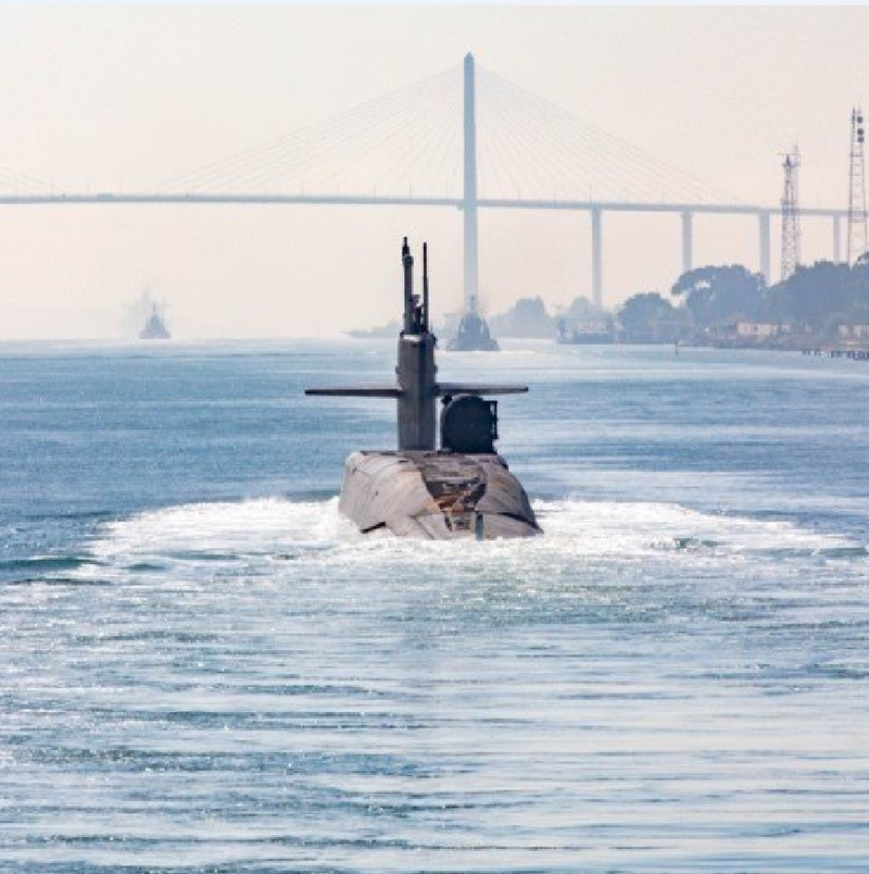美軍罕見公布俄亥俄級核潛艦部署地中海，從照片中可以看到潛艦正在通過蘇伊士運河大橋下方。（圖擷自U.S. Central Command臉書）