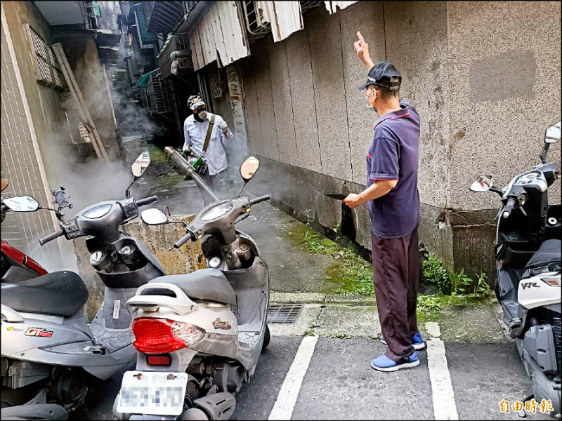 鄰長業務繁重，交通補助費每月只有一千五百元，議員希望市府提高金額。圖為鄰長協助環境消毒。（記者黃子暘攝）