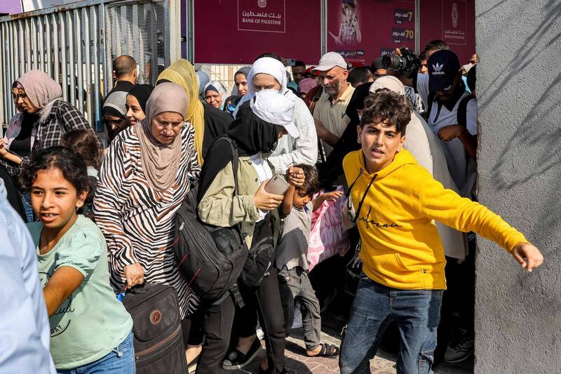 紐約時報報導，為解決加薩走廊平民安置問題，以色列在國際間低調發起由埃及建立難民營，接收加薩難民的方案，但遭多方拒絕。（法新社）