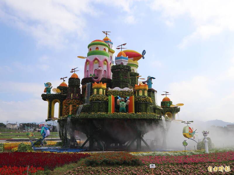 台中國際花毯節中的「漂浮花都」，高約五層樓，是歷年來最高的主花毯。（記者歐素美攝）