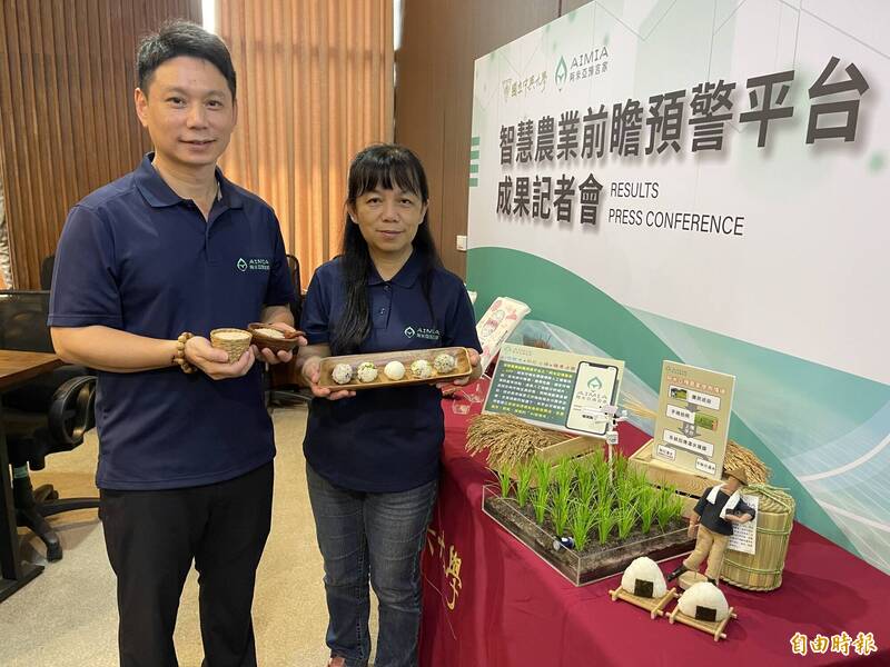 朱彥煒(左)研究團隊研發用AI幫農民種稻,手機拍稻田照上傳即能分析灌溉時機種出「AI低碳米」。(記者蘇孟娟攝) 朱彥煒(左)研究團隊研發用AI幫農民種稻,手機拍稻田照上傳即能分析灌溉時機種出「AI低碳米」。(記者蘇孟娟攝)
