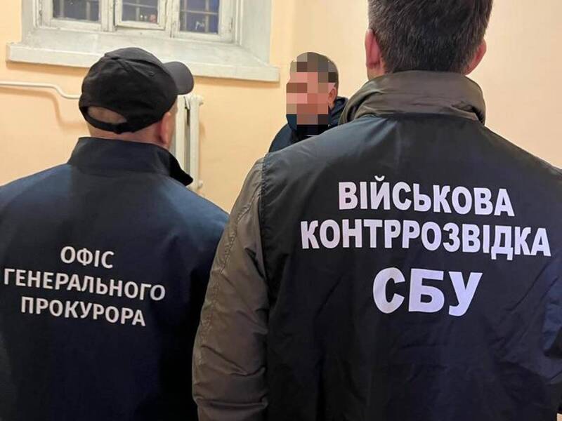 乌克兰国家安全局（SBU）干员，逮捕涉案的前国防部副部长。（取自社媒平台X）(photo:LTN)