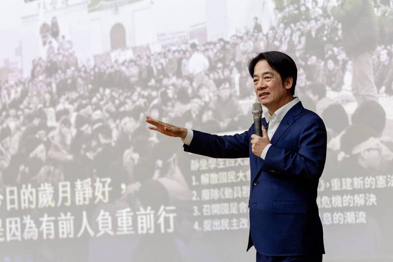 民進黨總統參選人賴清德今晚受邀回母校成大出席「青聽南成——2024總統論壇」，與成大、南一中、南科實中等多校共500多名學生展開跨世代對話。（賴清德競總提供）