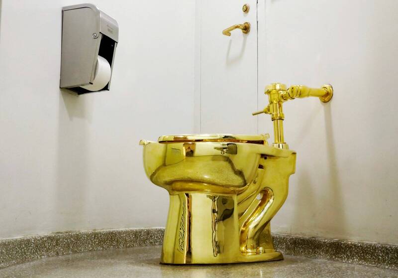 義大利概念藝術家卡特蘭（Maurizio Cattelan）以18K金打造的馬桶，是黃金廁所「美國」作品之一。（路透）