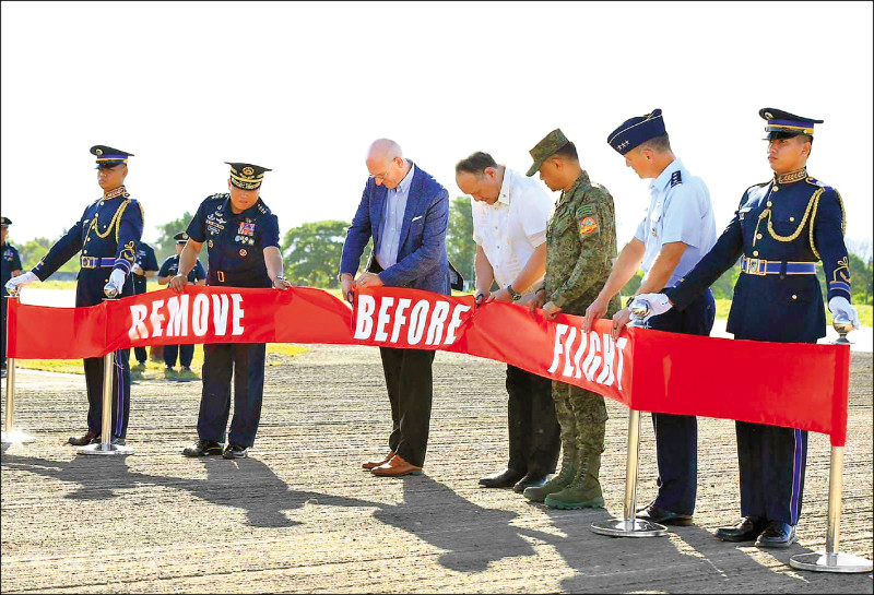 美菲軍事、外交官員6日為巴塞空軍基地跑道改善工程完工啟用剪綵。（取自菲律賓空軍官網）