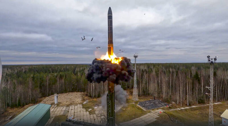 在撤銷對「全面禁止核子試爆條約」（CTBT）的批准之際，俄羅斯10月發射一枚亞爾斯（Yars）洲際彈道飛彈，展現從陸海空發動大規模報復性核攻擊的能力。（美聯社檔案照）