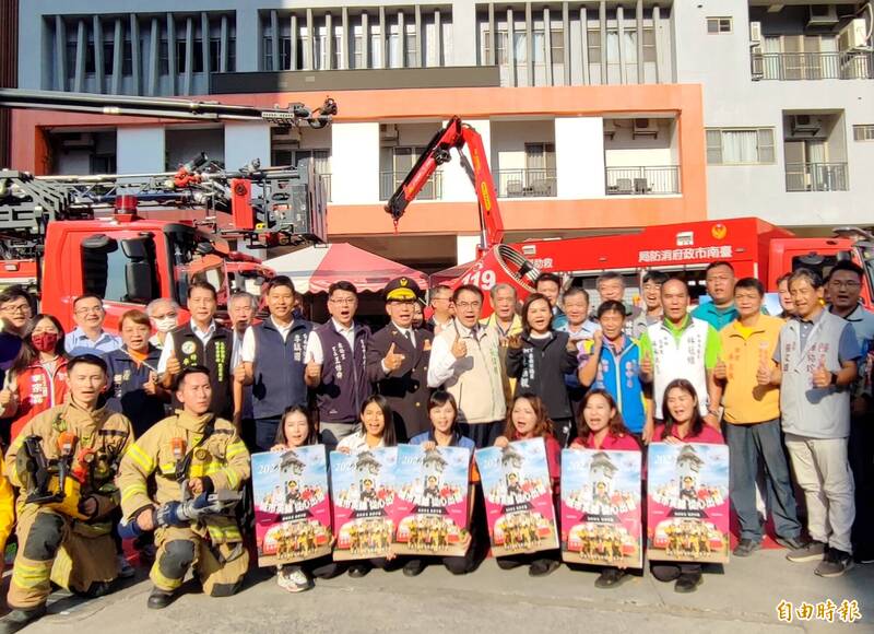 2024年台南消防月曆正式發表，內容展現打火弟兄專業實力。（記者吳俊鋒攝）