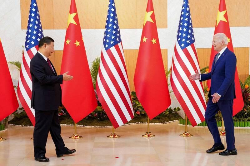 美國總統拜登（右）、中國國家主席習近平（左）去年11月在G20峇里島峰會會外舉行雙邊會。（路透檔案照）