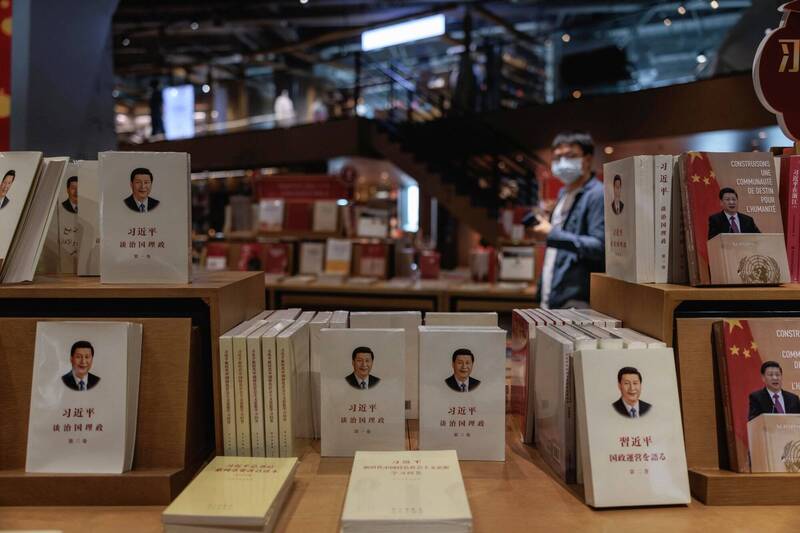 中國領導人習近平自2012年11月上任以來，中共宣傳部門為了加強對民眾的思想控制，已為他出版了超過140本書，且在中國各地的書店都是擺放在最顯眼的位置。（歐新社資料照）