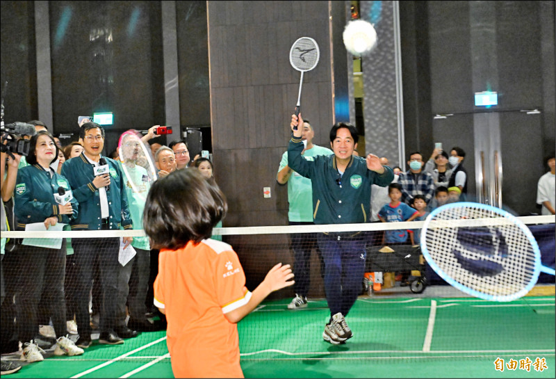 民進黨總統參選人賴清德昨出席體育Team Taiwan全國體育界挺賴清德後援會成立大會，並下場與小朋友打羽球。（記者劉信德攝）