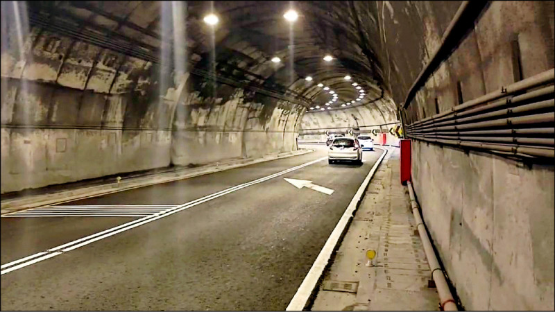 新澳隧道上月發生17車追撞，宜縣議長張勝德提議設置區間測速。（警方提供）