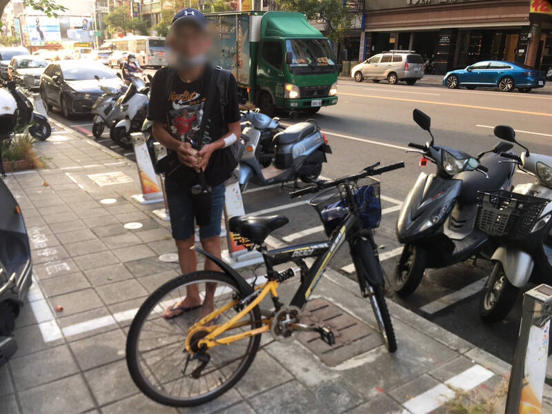 超商洋酒被竊，警逮1男，偷酒原因曝光，竊嫌戴男稱因為心情不好。（民眾提供）