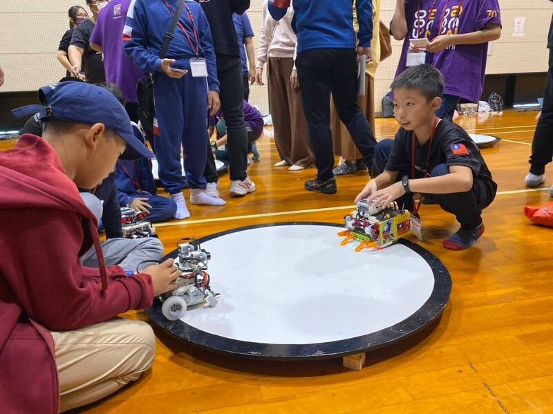 「RoboRave國際機器人大賽」台南隊大放異彩。（南市教育局提供）