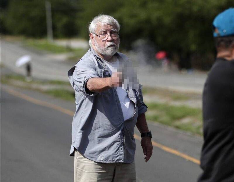 巴拿馬77歲男子達林頓不滿被環團擋路，開槍射殺2名環團抗議人士。（圖翻攝自X平台）