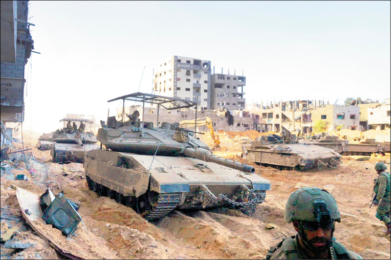 大批以军坦克八日持续部署在加萨走廊。（法新社）(photo:LTN)