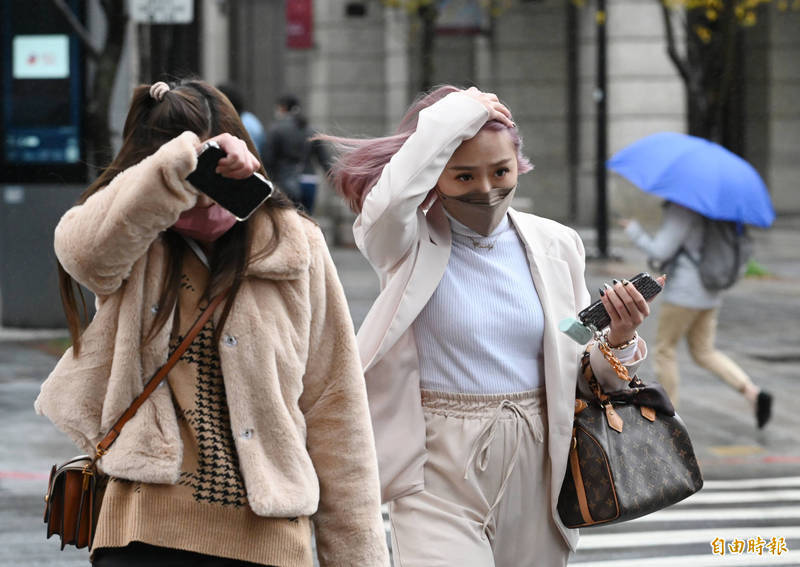 氣象專家指出,今日傍晚鋒面掠過,入秋以來最強一波東北季風開始南下,北部、東半部轉有局部雨,氣溫下降。明(11)日起至下週二(14日)北部、東半部有局部短暫雨,氣溫續逐日緩降,北台整天偏涼、微冷。(資料照) 氣象專家指出,今日傍晚鋒面掠過,入秋以來最強一波東北季風開始南下,北部、東半部轉有局部雨,氣溫下降。明(11)日起至下週二(14日)北部、東半部有局部短暫雨,氣溫續逐日緩降,北台整天偏涼、微冷。(資料照)