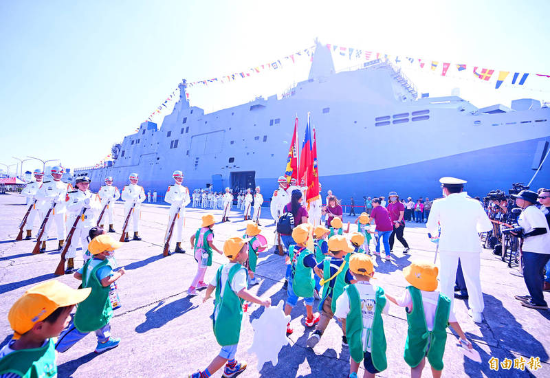 
Schoolchildren tour the bridge of the navy’s amphibious landing dock 