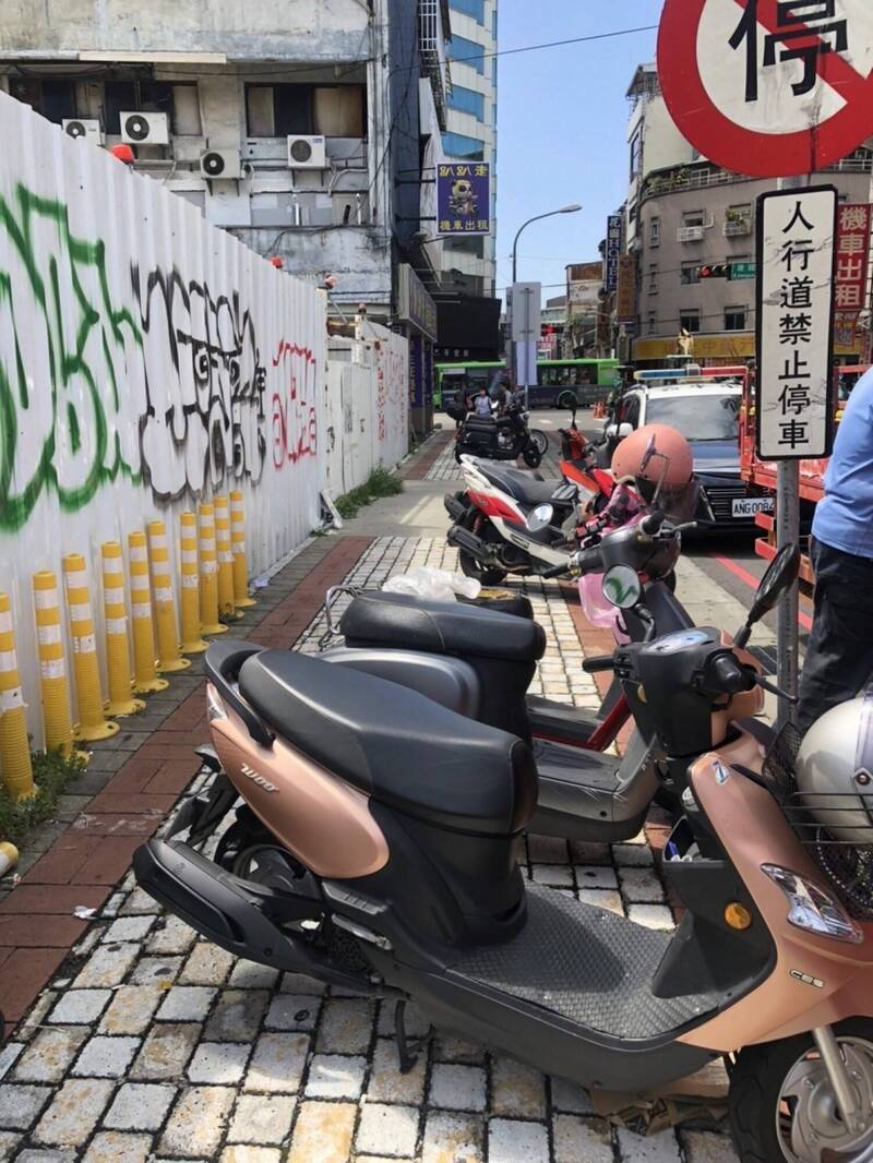 洪姓女子用他人個資檢舉違停吃上官司。圖為台中火車站及周邊人行道違規停車，與新聞事件無關。（資料照）