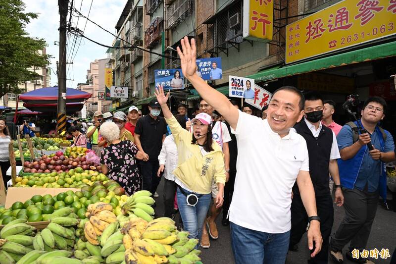 國民黨總統參選人侯友宜今至東湖慈后宮參拜暨治安政策發布,會後前往傳統菜市場拜票。(記者田裕華攝) 國民黨總統參選人侯友宜今至東湖慈后宮參拜暨治安政策發布,會後前往傳統菜市場拜票。(記者田裕華攝)