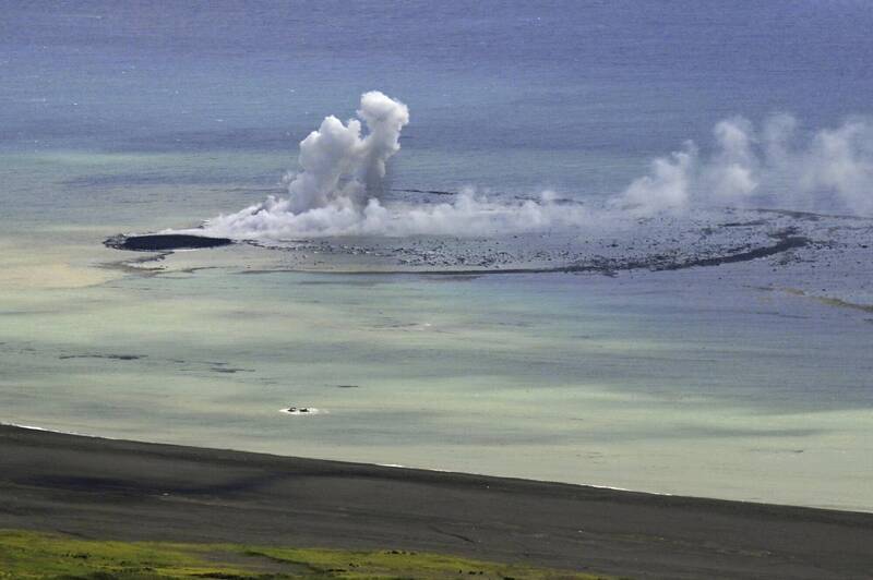 日本小笠原群島的硫磺島外海，日前因海底火山噴發，催生出一座地表最新的小島。日本海上自衛隊日前拍下的罕見情景昨日也曝光。（美聯社）