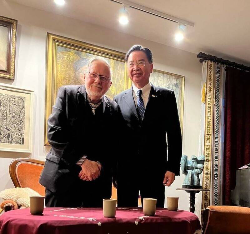 外交部長吳釗燮（右）與有「當代立陶宛國父」之稱的維陶塔斯．藍斯柏吉斯（Vytautas Landsbergis，左）相見歡。（取自外交部社群平台X）