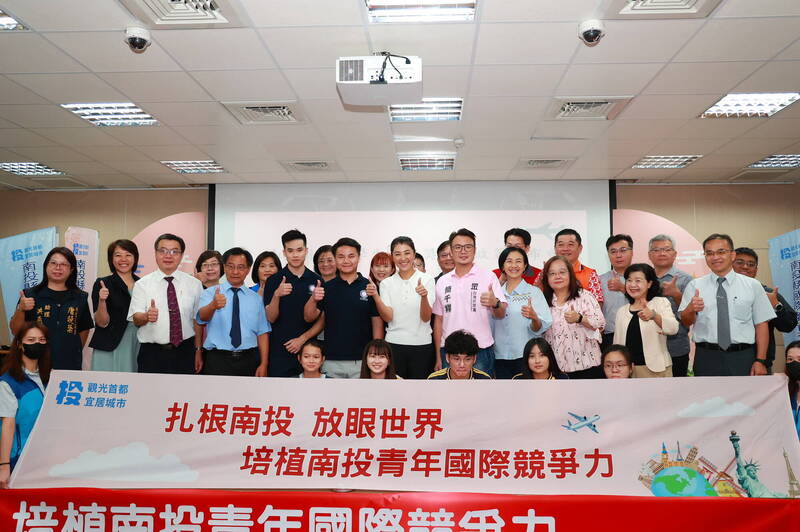 南投縣開辦學生出國獎助金補助,縣長許淑華偕多位高中職校長共同宣布,11月30日前可提出申請。(南投縣政府提供) 南投縣開辦學生出國獎助金補助,縣長許淑華偕多位高中職校長共同宣布,11月30日前可提出申請。(南投縣政府提供)