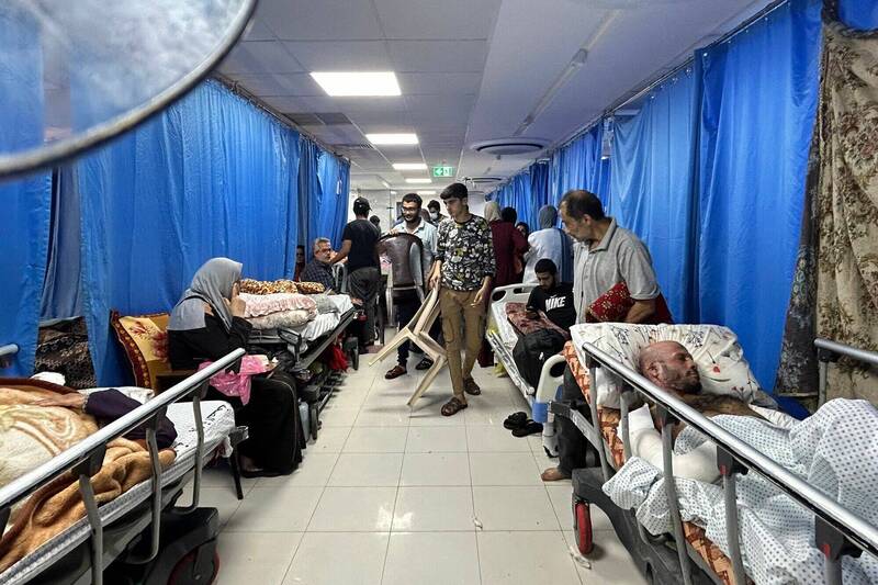 加萨市西法医院10日院内的病患和避难的民众，11日已因燃料用尽、发电机也被击中而停止运作。（法新社）(photo:LTN)
