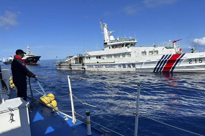 菲律賓海岸巡防隊釋出的畫面顯示，10日要前往南海仁愛暗沙運補的船隊被中國海警出動大批船艦阻止，雙方一度對峙。（美聯社）