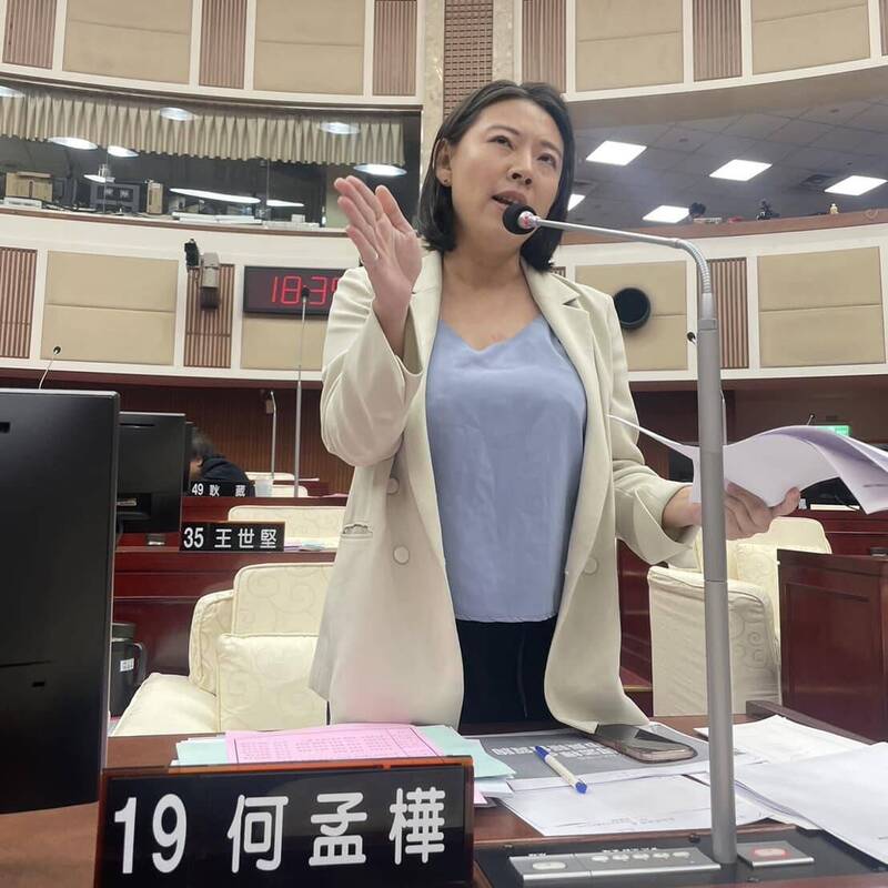 曾參與太陽花學運的台北市議員何孟樺批評柯文哲，為權、利多次低頭、雙標，已讓白色力量變成白爛力量。（截圖自何孟樺臉書）