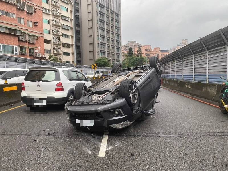 朱姓婦人今天上午7時許，駕駛自小客車上班途中，不慎撞上中央分隔島翻覆。（記者陸運鋒翻攝）