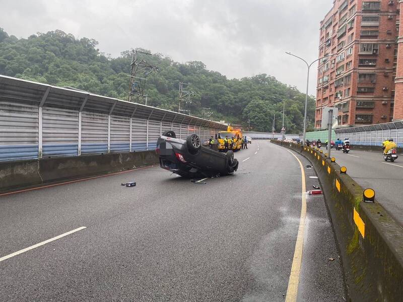 婦人駕車上班恍神撞分隔島翻覆 負傷爬出車外送醫 社會 自由時報電子報 8434