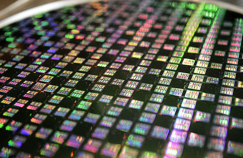 A 12-inch wafer is displayed at Taiwan Semiconductor Manufacturing Co in Hsinchu on Jan. 9, 2007.
Photo: Richard Chung, Reuters