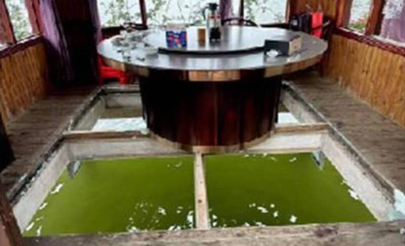 中国福建省泉州市一个湖上餐厅9日疑因玻璃地板破裂，导致两名顾客就餐时落水，其中一人溺亡，死者是泉州市洛江区前区长。（撷自微博）(photo:LTN)