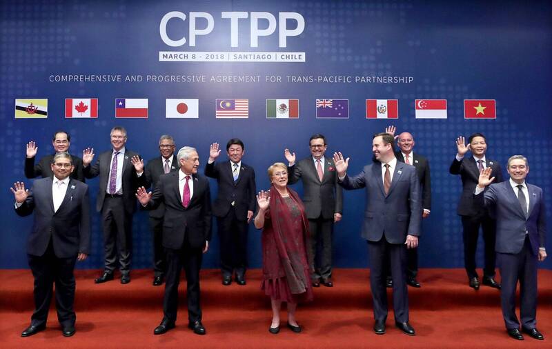 我國爭取加入「跨太平洋夥伴全面進步協定」（CPTPP），外交部鎖定明年為關鍵年，已擬定3項行動方案；圖為2018年3月11個CPTPP發起國代表合影。（歐新社資料照）