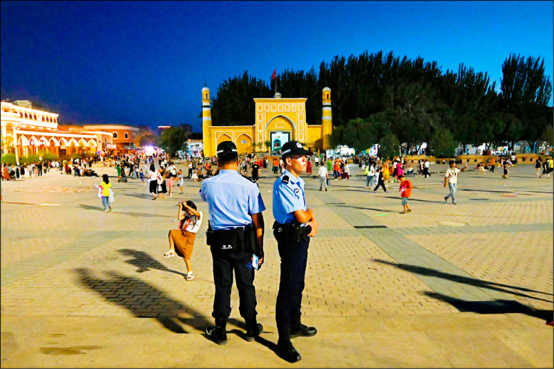 泰国政府十二日宣布，正考虑在一些热门旅游地部署中国警察巡逻，以增强中国观光客的信心，引发争议。图为中国警察在新疆喀什执勤。（法新社档案照）(photo:LTN)