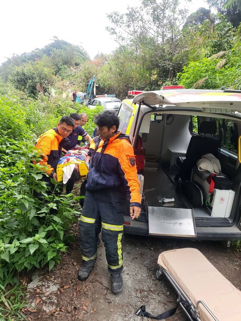 仁愛鄉德鹿谷村事故現場道路十分狹窄，增加救援車輛進出困難。（民眾提供）