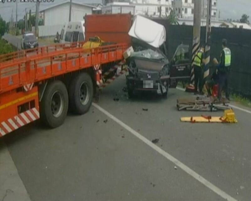 小貨車撞上1輛欲迴轉倒車大貨車，所幸駕駛僅受輕傷。（民眾提供）