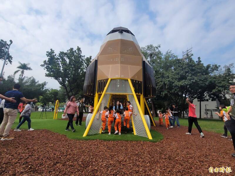 屏東公園共融遊戲場啟用，紅尾伯勞遊戲塔最吸睛。（記者葉永騫攝）